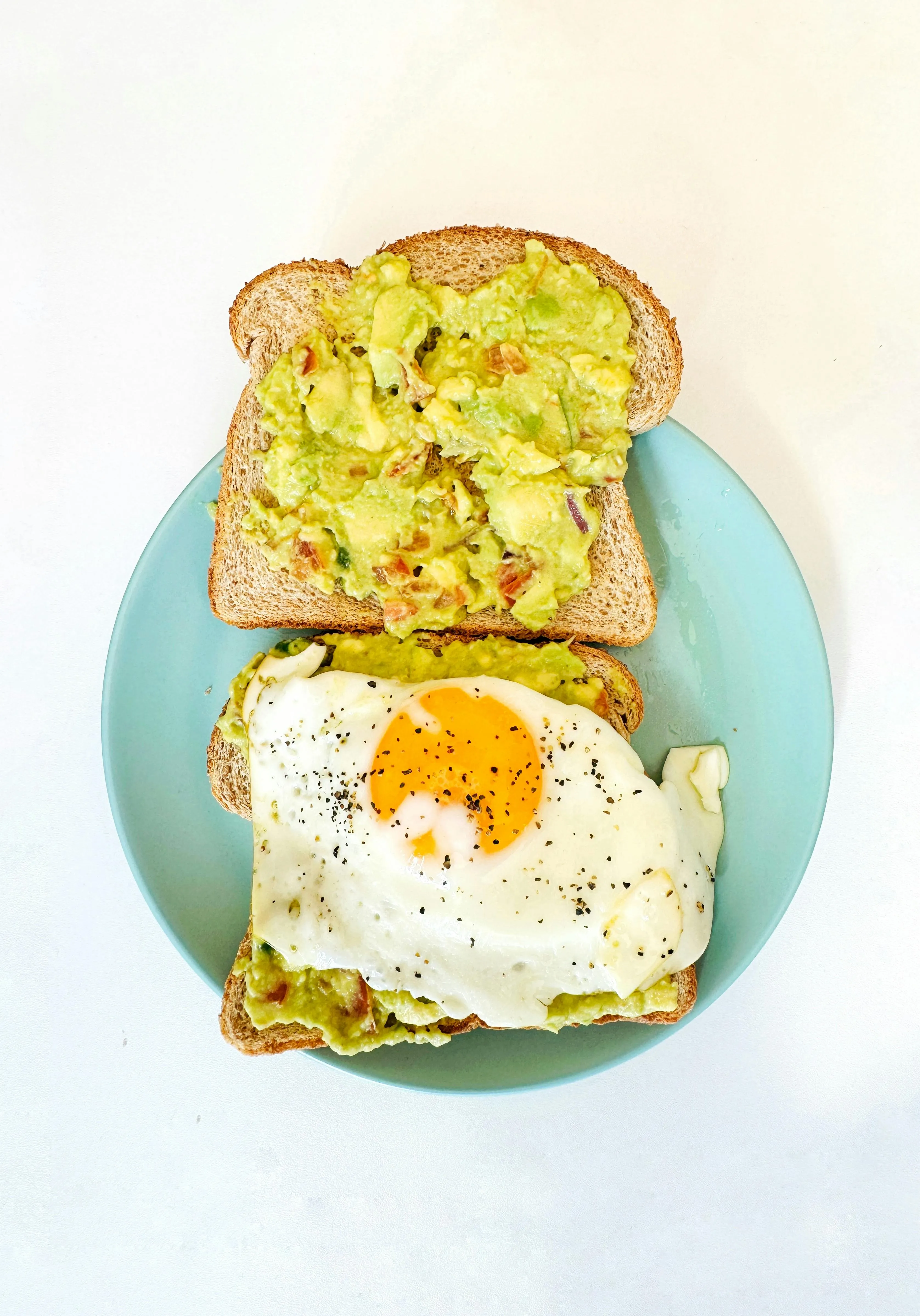 Avocado-Toast mit Spiegelei